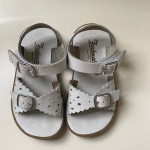 Footmates Ariel sandals in toddler size 6. Very good used condition